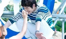 爆料男偶像接吻视频,粉丝热议恋情真相