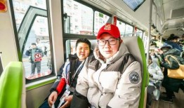 通学电车在线观看,在线观看，青春校园的温馨旅程